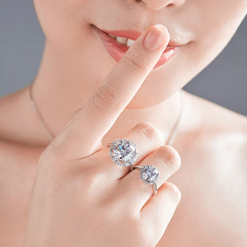 Exquisite Moissanite Solitaire Ring - Image 4