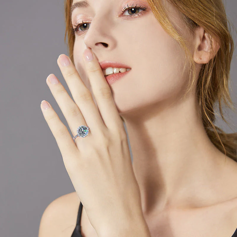 Exquisite Moissanite Solitaire Ring - Image 5